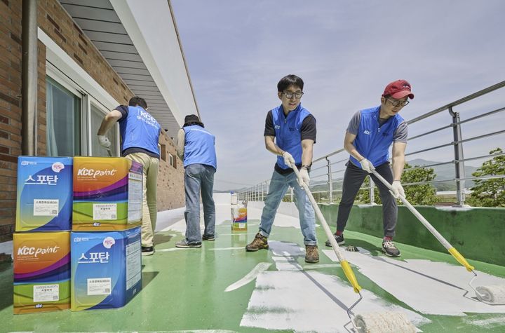 [서울=뉴시스] KCC 관계자들이 전북 진안군 장애인 시설 흰마실에서 옥상 차열도료 시공을 하는 모습. (사진=KCC) 2026.08.06 photo@newsis.com *재판매 및 DB 금지 *재판매 및 DB 금지