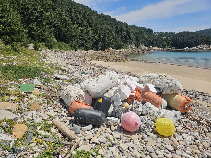[세종=뉴시스]주민자율수거사업 대상지 금오도 안도해변 사진이다. (사진= 국립공원공단 제공) *재판매 및 DB 금지
