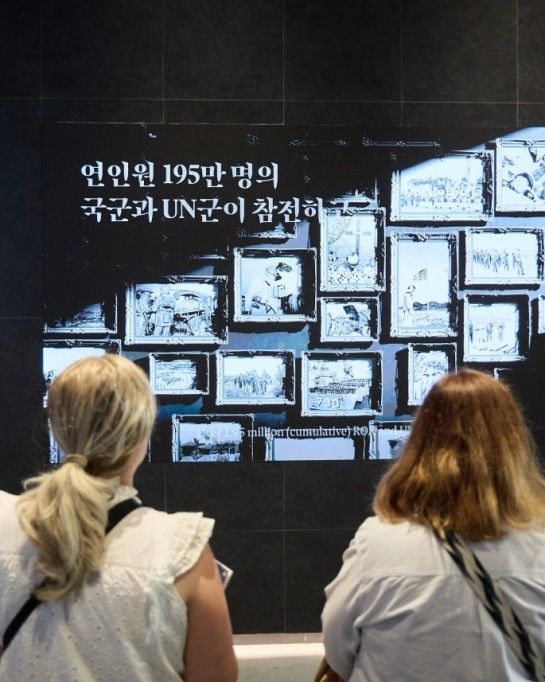 [서울=뉴시스] 프리덤홀 – 외국인 영상 관람. (사진=서울시 제공) 2026.08.06. photo@newsis.com *재판매 및 DB 금지