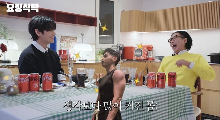 [서울=뉴시스] 뷔가 군 복무 이후 한층 다부져진 체격과 근육질 몸매에 대해 유쾌하게 이야기를 나누고 있는 모습이다. (사진 출처=유튜브 채널 '요정재형' 캡처)
