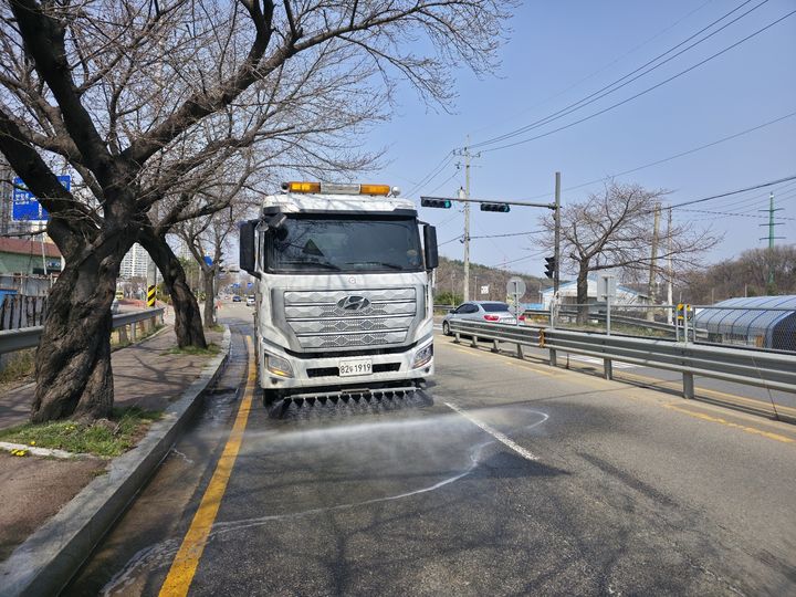 [안산=뉴시스] 안산시가 운영 중인 살수차가 도로에 물을 뿌리고 있다. (사진=안산시 제공) 2026.08.06. photo@newsis.com *재판매 및 DB 금지