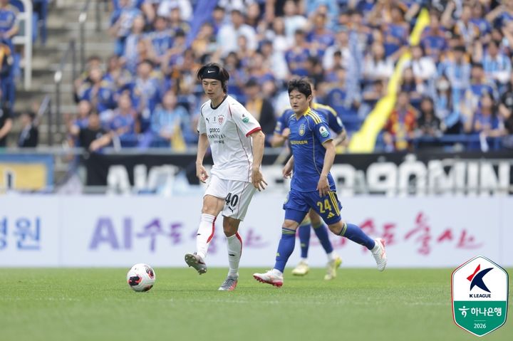 [서울=뉴시스] 프로축구 K리그1 포항 스틸러스의 기성용, 울산 HD의 이규성. (사진=한국프로축구연맹 제공)