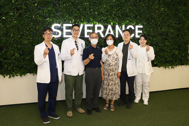 [용인=뉴시스] 생체 간이식 수술을 이모씨와 배우자가 외래 진료를 위해 용인세브란스병원을 방문, 의료진과 기념사진을 촬영하고 있다. (사진=용인세브란스병원 제공) 2026.08.06. photo@newsis.com *재판매 및 DB 금지