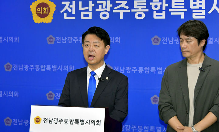 [전남광주=뉴시스] 더불어민주당 최고위원 선거에 출마한 기호 3번 김영호 후보가 6일 오전 전남광주특별시의회 광주청사에서 호남 공약을 발표하고 있다. 오른쪽은 황현필 역사바로잡기연구소장. 2026.08.06. photo@newsis.com *재판매 및 DB 금지