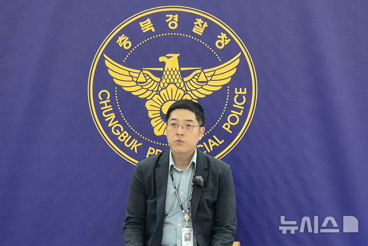 [청주=뉴시스] 연현철 기자 = 이재훈 충청북도경찰청 광역범죄수사대 경감이 6일 충북경찰청 브리핑룸에서 캄보디아 거점 보이스피싱 범죄 조직원 구속 송치 사건을 설명하고 있다. 2026.08.06. yeon0829@newsis.com