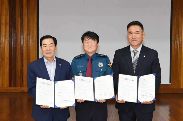 [창녕=뉴시스] 창녕군의회는 군청, 경찰서와 함께 교통문화바로세우기 업무협약을 체결하고 있다. (사진= 창녕군 제공) 2026.08.06. photo@newsis.com *재판매 및 DB 금지