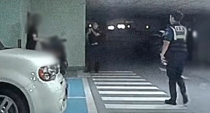 [부산=뉴시스] 지난달 14일 오후 8시50분께 부산 남구 감만사거리에서 신호를 위반한 채 도주하던 배달 오토바이 운전자가 한 오피스텔 주차장에서 검거됐다. (사진=부산 남부경찰서 제공) 2026.08.06. photo@newsis.com *재판매 및 DB 금지