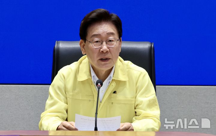 [서울=뉴시스] 김진아 기자 = 이재명 대통령이 6일 정부서울청사 중앙재난안전상황실 서울상황센터 열린 폭염 가뭄 대처상황 점검회의에서 발언하고 있다.(청와대통신사진기자단) 2026.08.06. bluesoda@newsis.com