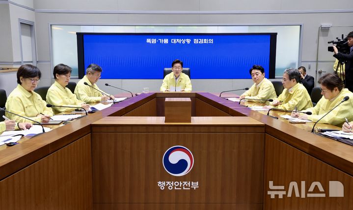 [서울=뉴시스] 김진아 기자 = 이재명 대통령이 6일 정부서울청사 중앙재난안전상황실 서울상황센터 열린 폭염 가뭄 대처상황 점검회의에서 발언하고 있다.(청와대통신사진기자단) 2026.08.06. bluesoda@newsis.com