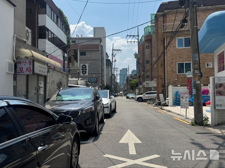 [서울=뉴시스] 우연지·이송이 인턴기자 = 5일 서울 마포구 연남동의 한 주택 골목가의 모습으로 그늘을 찾아보기 힘들다. 기존 앱은 연남동 주민센터에서 홍대입구역 2번 출구로 이동하는 '최단 거리' 경로로 해당 골목을 안내했다. 2026.08.05.