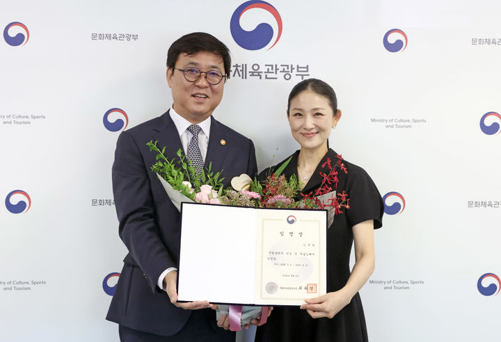 최휘영(왼쪽) 문화체육관광부 장관이 6일 서울 종로구 국립현대미술관 서울관에서 신임 김주원 국립발레단장 겸 예술감독에게 임명장을 수여한 뒤 기념촬영을 하고 있다. (사진=문화체육관광부 제공) *재판매 및 DB 금지
