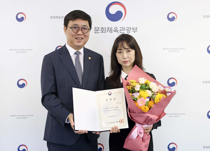 최휘영(왼쪽) 문화체육관광부 장관이 6일 서울 종로구 국립현대미술관 서울관에서 신임 김은하 국악방송 사장에게 임명장을 수여한뒤 기념촬영을 하고 있다.(사진=문체부 제공) *재판매 및 DB 금지