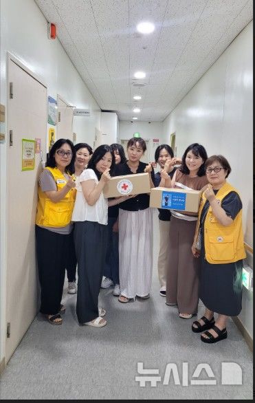 [과천=뉴시스] 빵 전달에 나선 대한적십자사 과천시협의회 회원들이 행사에 앞서 기념 촬영을 하고 있다.(사진=과천시 제공).2026.08.06. photo@newsis.com 