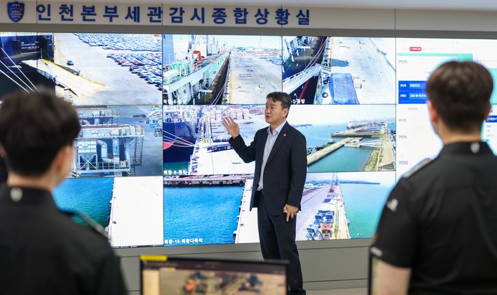 [인천=뉴시스] 5일 이종욱 관세청장이 인천본부세관 감시종합상황실을 방문해 해상 마약 밀반입 원천 차단을 위한 'N차 감시단속 체계' 운용현황을 점검하고 있다.(사진=관세청 제공) *재판매 및 DB 금지