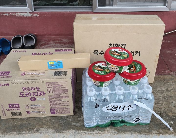 [창녕=뉴시스] 기후위기 대상 가구에 전달한 폭염 대응 물품. (사진= 창녕군 제공) 2026.08.06. photo@newsis.com *재판매 및 DB 금지