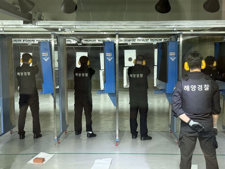 [동해=뉴시스] 동해해경이 소속 경찰관을 대상으로 정례 사격 훈련을 하고 있다.(사진=동해해경 제공)photo@newsis.com *재판매 및 DB 금지