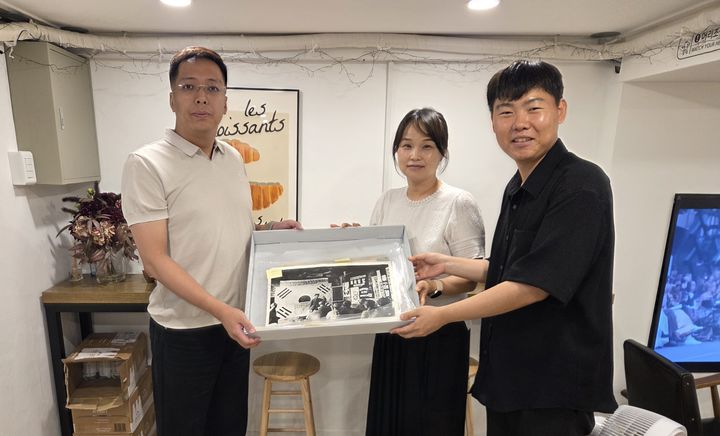 [천안=뉴시스] 중국의 항일 사료 전문 수집가인 왕진쓰씨의 법률대리인(왼쪽)이 독립기념관에 왕씨가 기증한 다양한 독립운동 관련 사료들을 기증하고 있다. (사진=독립기념관 제공) 2026.08.06 photo@newsis.com *재판매 및 DB 금지