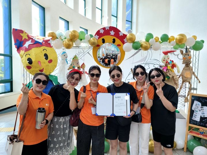 [양산=뉴시스] 양산시립웅상도서관 인형극동아리 별빛이야기단이 특별상을 수상하고 기념촬영을 하고 있다. (사진= 양산시 제공) 2026.08.06. photo@newsis.com *재판매 및 DB 금지