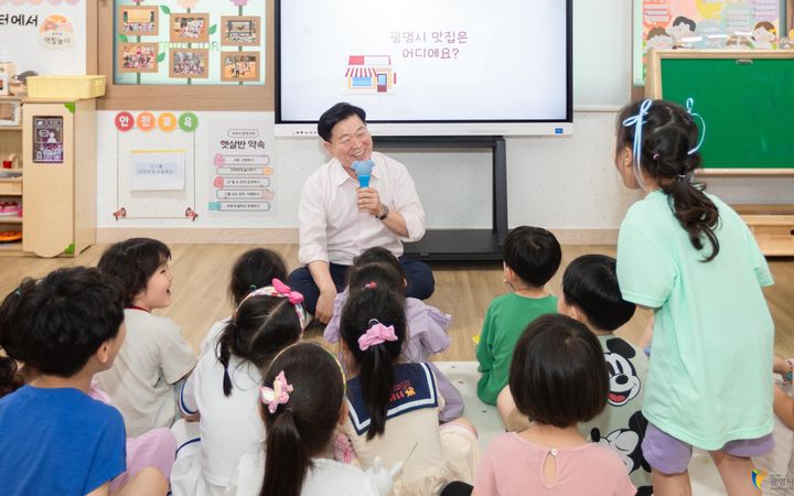 [광명=뉴시스] 박승원 광명시장이 2025년 6월 열린 시립트리우스토리어린이집 개원식에 참석해 원아들과 이야기를 나누고 있다. (사진=광명시 제공) 2026.08.06. photo@newsis.com *재판매 및 DB 금지