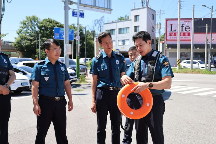 [의정부=뉴시스] 물놀이 안전사고 현장점검. (사진=경기북부경찰청 제공) 2026.08.06 photo@newsis.com *재판매 및 DB 금지