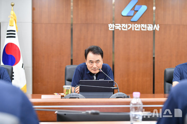 [전주=뉴시스]윤난슬 기자 = 한국전기안전공사는 재생에너지와 인공지능(AI) 산업 확대로 늘어나는 전기설비 검사 수요에 대응하기 위해 '국민안전점검회의'를 열고 검사체계 혁신 방안을 논의했다고 6일 밝혔다.(사진=전기안전공사 제공) photo@newsis.com 
