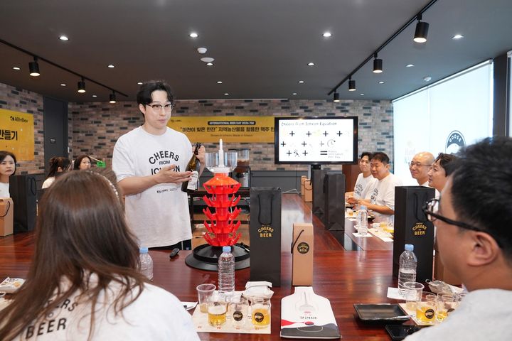 [서울=뉴시스] 오비맥주, 세계 맥주의 날 맞아 임직원 맥주 빚기 행사 진행 (사진=오비맥주 제공) *재판매 및 DB 금지