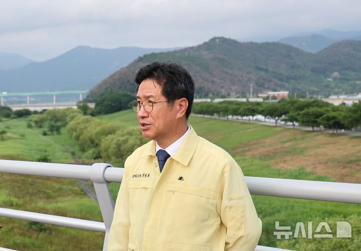 [김해=뉴시스]정영두 김해시장 낙동강 녹조현장 점검. (사진=김해시 제공). 2026.08.06. photo@newsis.com