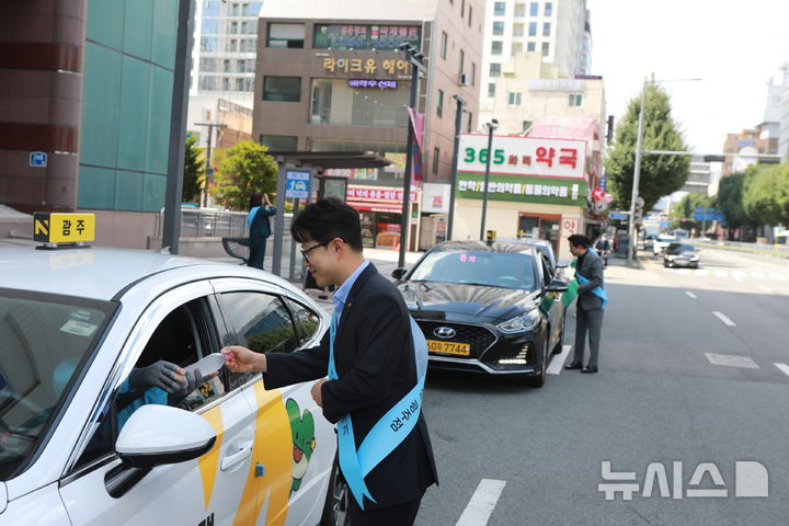 [전남광주=뉴시스]롯데백화점 광주점, ‘Cool 음료 제공 서비스’ 진행