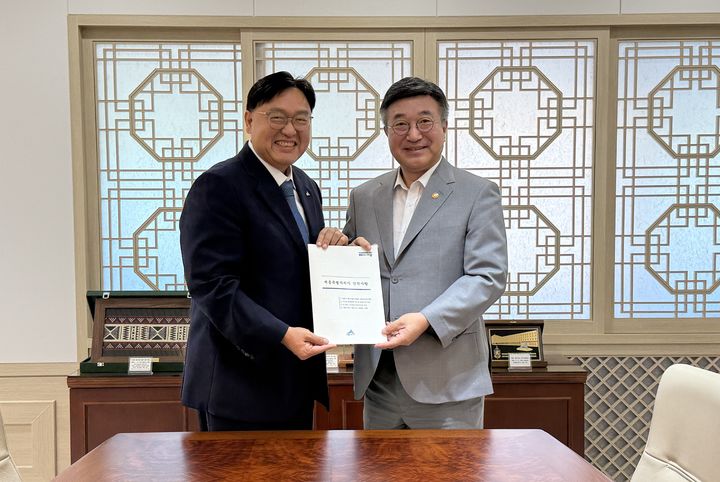 [세종=뉴시스] 송승화 기자 = (왼쪽)조상호 세종시장과 윤호중 행정안전부 장관이 기념사진을 찍고 있다.(사진=세종시).2026.08.06. photo@newsis.com. *재판매 및 DB 금지