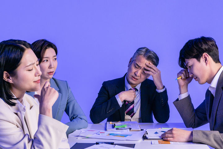 [서울=뉴시스]프로젝트 마감으로 팀 전체가 연일 야근을 이어가는 상황에서 한 직원이 공연 티켓 예매를 이유로 연차를 신청했다는 사연이 공개돼 온라인에서 찬반 논쟁이 벌어졌다. (사진=유토이미지) 2026.08.06