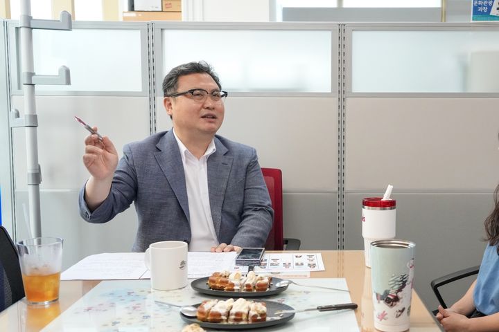 [서울=뉴시스] 5일 정창수 강북구청장이 간담회에서 직원들과 소통하고 있다.. (사진=강북구 제공) 2026.08.06. photo@newsis.com *재판매 및 DB 금지