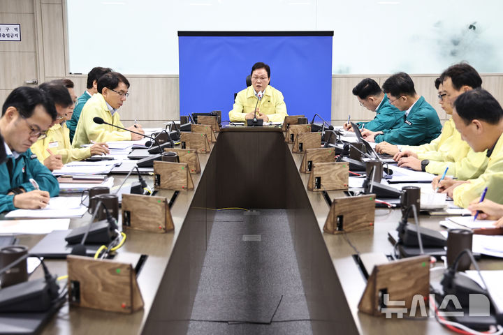 [창원=뉴시스]박완수 경남도지사가 6일 도청 재난안전대책본부회에서 대통령 주재 '폭염·가뭄 대처상황 점검 영상회의' 참석에 이어 도청 폭염·가뭄 대응 상황 점검회의를 주재하고 있다.(사진=경남도 제공) 2026.08.06. photo@newsis.com