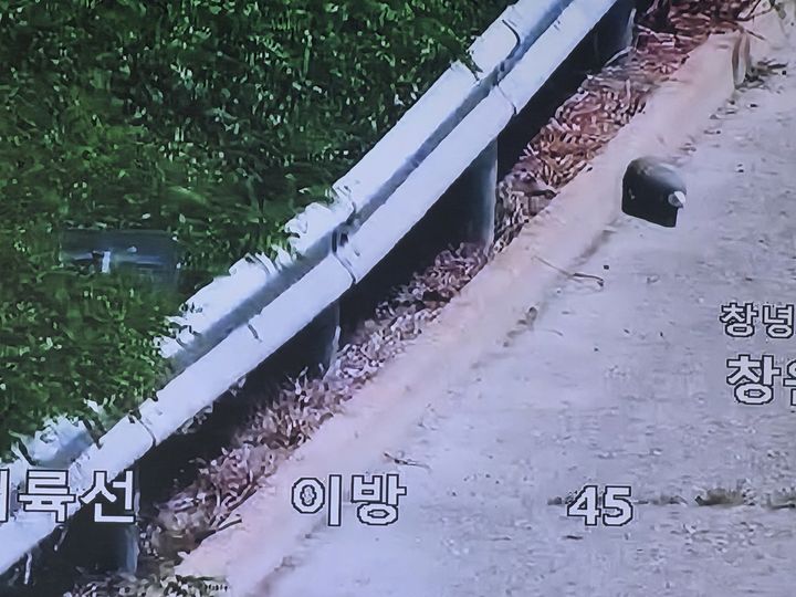 [창원=뉴시스]창녕 중부내륙고속도에 떨어진 '포탄' 소동…'모의탄'으로 판명. (사진=경남경찰청 제공) 2026.08.06.photo@newsis.com *재판매 및 DB 금지