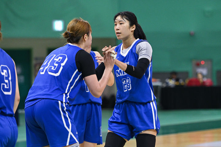 [서울=뉴시스] 여자프로농구 용인 삼성생명의 이다연과 방지온. (사진 = WKBL 제공) *재판매 및 DB 금지