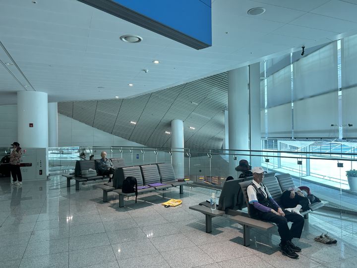 [인천=뉴시스] 정재훈 기자 = 6일 인천국제공항을 찾은 노인들이 공항 내 벤치에 앉거나 누워서 쉬는 모습. 2026.08.06. photo@newsis.com *재판매 및 DB 금지