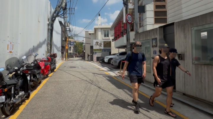 [서울=뉴시스] 신연경 인턴기자=서울 종로구 서촌에서 러닝 크루가 숨을 돌리며 거리를 거닐고 있다. 2026.08.02. *재판매 및 DB 금지 *재판매 및 DB 금지