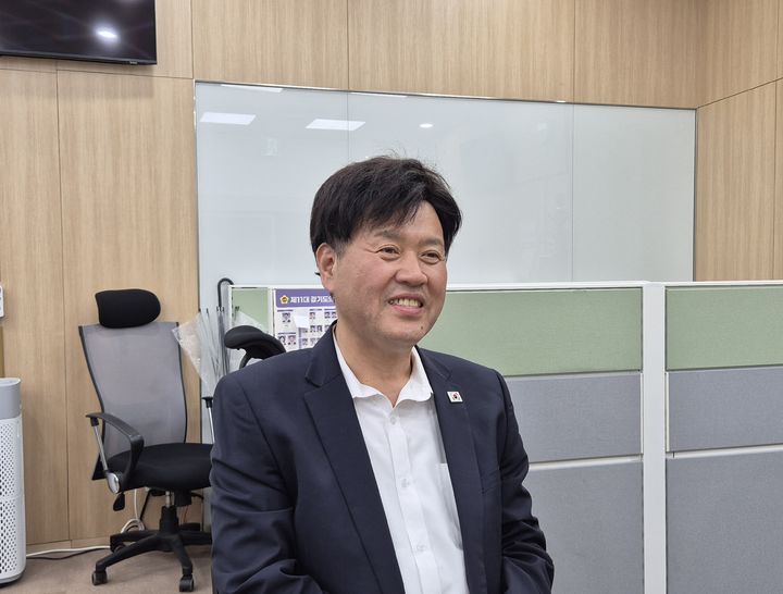 [수원=뉴시스] 이병희 기자 = 김용 더불어민주당 최고위원 후보가 6일 경기도의회에서 열린 '지방의회법 제정과 당원 권리 확대 전진대회' 전 기자실을 찾아 발언하고 있다. 2026.08.06. iambh@newsis.com *재판매 및 DB 금지