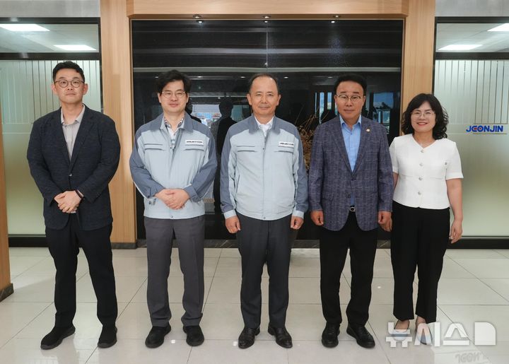 [창원=뉴시스]부산진해경제자유구역청 박성호(오른쪽서 두 번째부터) 청장이 6일 부산 강서구 국제산업물류도시 일반산업단지 내 ㈜전진엔텍을 방문해 간담회를 마친 후 김병국 대표이사 등과 방문 기념 사진을 찍고 있다.(사진=photo@newsis.com부산진해경제자유구역청 제공) 2026.08.06. 