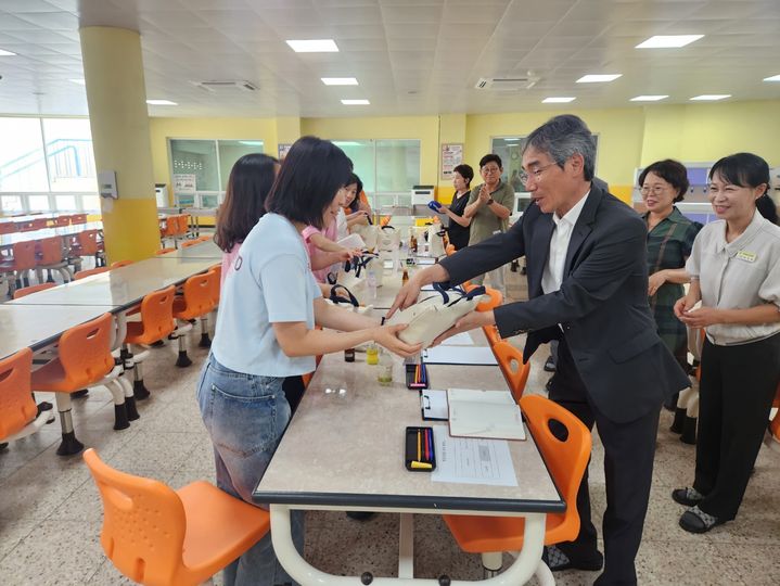 [창원=뉴시스] 박주용 경남부교육감, 학교 폭염 대응 현장 점검. (사진=경남교육청 제공) 2026.08.06. photo@newsis.com *재판매 및 DB 금지