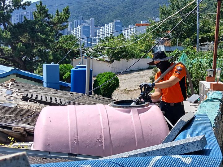 [부산=뉴시스] 부산 부산진구 상수도 미보급 고지대에서 55년 만에 공동우물이 마르자 부산진구와 부산진소방서가 생활용수를 긴급 공급했다. (사진=부산진구 제공) 2026.08.06. photo@newsis.com *재판매 및 DB 금지