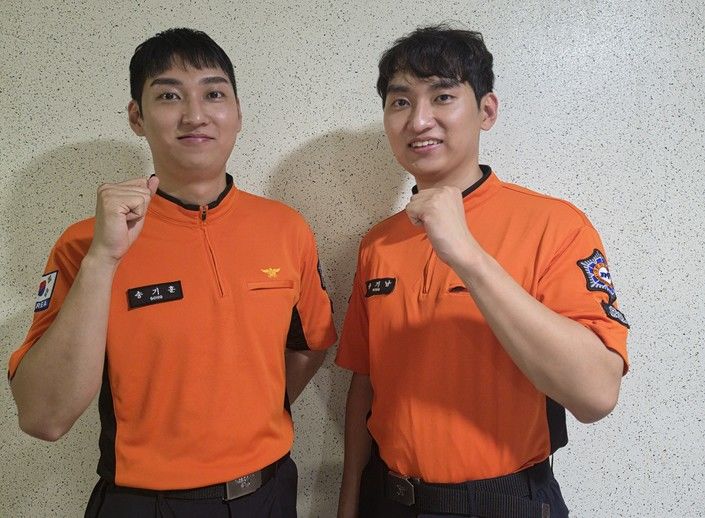쌍둥이 형제 소방관인 송기남 성남소방서 소방교(오른쪽)와 경기소방학교에서 제80기 신임교육과정을 받고 있는 송기훈 교육생. (사진=경기도소방재난본부 제공) *재판매 및 DB 금지