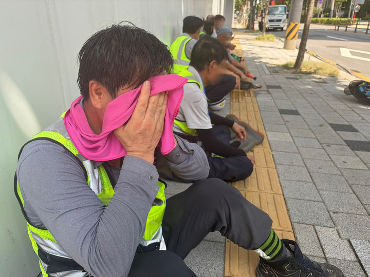 [서울=뉴시스] 신연경 인턴기자=서울 동대문구의 한 아파트 건설 현장 그늘막에 줄지어 앉은 노동자들이 휴식을 취하고 있다. 2026.08.06 *재판매 및 DB 금지 *재판매 및 DB 금지