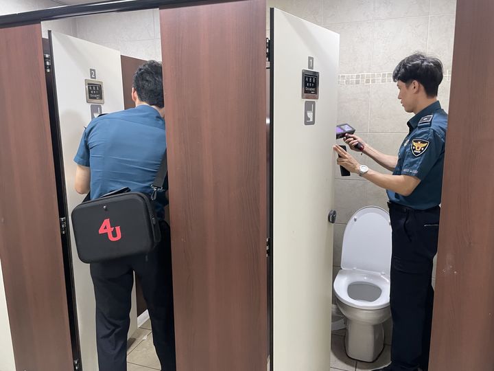[대구=뉴시스] 대구 동부경찰서는 여름 휴가철 성범죄 예방을 위해 '꼭! 안심 스캔'을 운영했다. (사진=동부경찰서 제공) 2026.08.06. photo@newsis.com *재판매 및 DB 금지