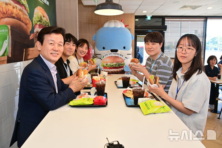 [진주=뉴시스] 진주고추 크림치즈버거 '맥도날드'서 재출시.(사진=진주시 제공) 2026.08.06. photo@newsis.com *재판매 및 DB 금지