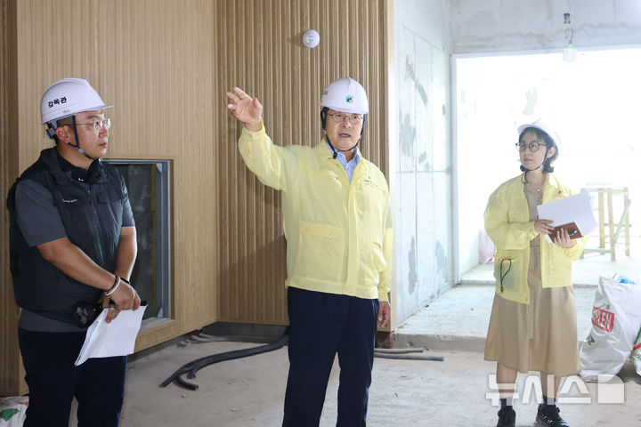 [의왕=뉴시스] 김성제 경기 의왕시장이 현장 안전 점검과 함께 현장 근로자에게 건강 관리에 유념해 줄 것을 당부하고 있다. (사진=의왕시 제공) 2026.08.06. photo@newsis.com