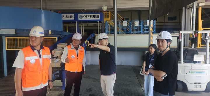 [화성=뉴시스] 김도형 경기지방고용노동청장이 6일 경기 화성시 한진택배 물류센터를 불시 점검했다. (사진=경기지방고용노동청 제공 ) 2026.08.06. photo@newsis.com *재판매 및 DB 금지