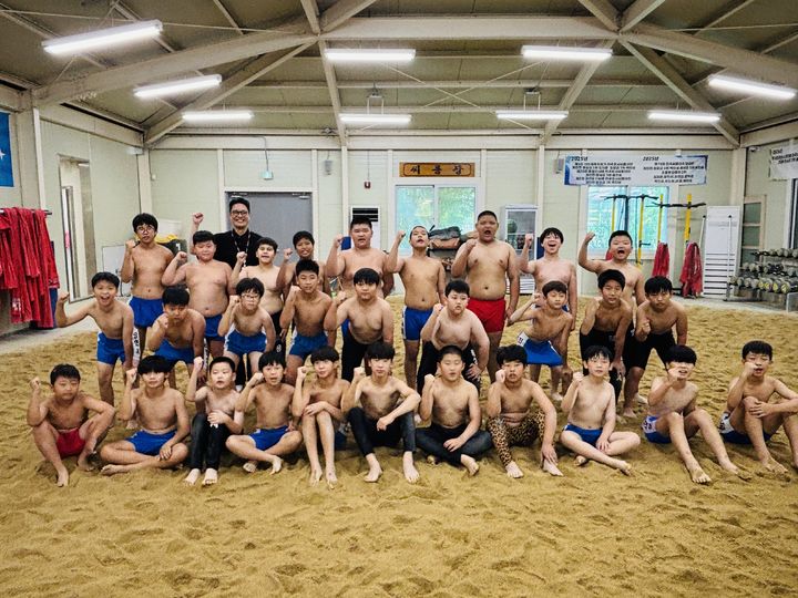[용인=뉴시스] 충북 음성군 용천초등학교에서 용인교육지원청 소속 초등 씨름부 선수들이 사진촬영을 하고 있다. (사진=용인교육지원청 제공) 2026.08.06. photo@newsis.com *재판매 및 DB 금지