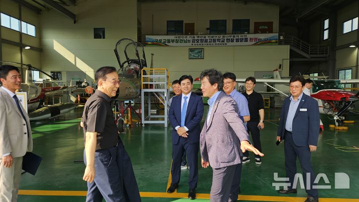[고창=뉴시스]윤난슬 기자 = 김윤덕 국토교통부 장관은 6일 전북 고창 강호항공고등학교를 방문해 항공 분야 특성화 교육 현장을 둘러보고 학생들과 간담회를 가졌다.(사진=전북교육청 제공) photo@newsis.com