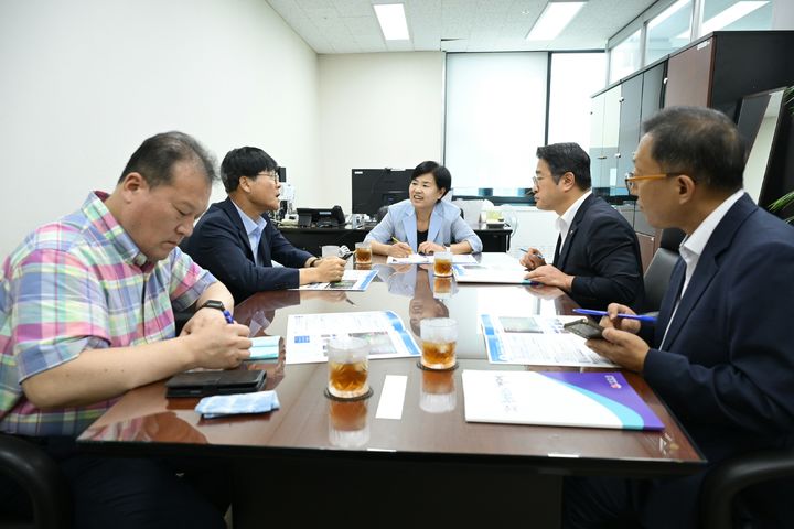 [거제=뉴시스] 신정철 기자= 경남 거제시가 국외 특정 기업이 독점하고 있는 ‘천연가스 액화공정’ 기술을 개발할 조선해양플랜트 소부장 특화단지 지정을 위해 총력전을 펼치고 있다. 사진은 변광용 거제시장(사진, 왼쪽 두번째)이 6일 국무총리실을 방문, 서은숙 정무실장(사진, 가운데)과 면담을 통해 거제가 해당 특화단지 조성을 위한 최적의 입지임을 강조하고 정부 차원의 전폭적인 지원을 강력히 건의하고 있다.(사진=거제시 제공).2026.08.06. photo@newsis.com *재판매 및 DB 금지