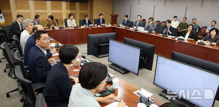 [서울=뉴시스] 고범준 기자 = 남인순 국회 부의장 등 더불어민주당 서울 지역구 의원들이 6일 오전 서울 여의도 국회 의원회관에서 열린 부동산 정책 대응을 위한 비공개 간담회에 참석해 자리하고 있다. 2026.08.06. bjko@newsis.com